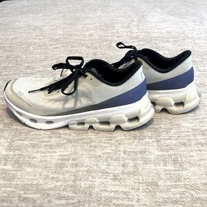 On Cloud running shoe Helion style women’s size 9